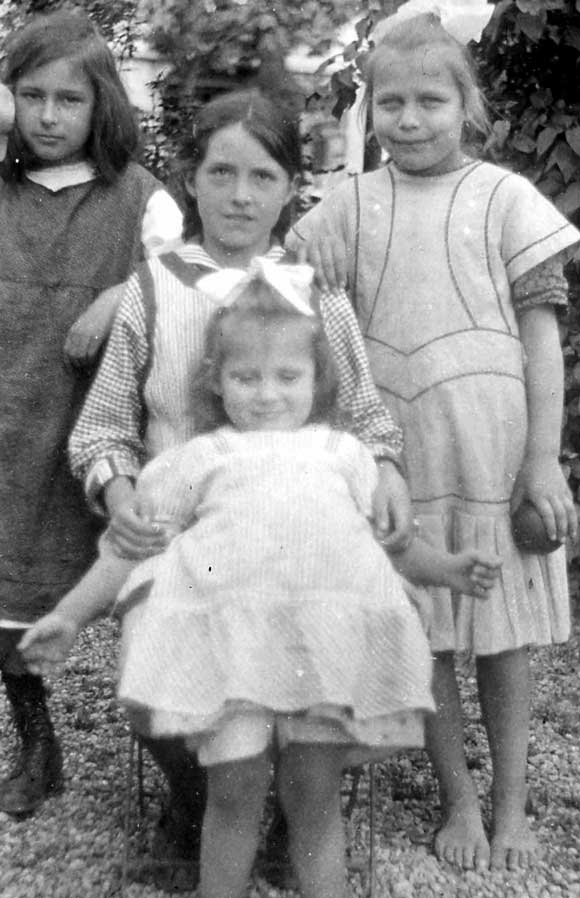 Neighbour girl with Trudi and Emilie (about 3-year-old) 